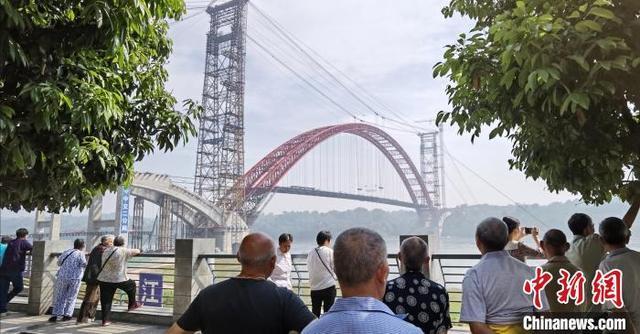 The Closure Of The Main Beam Of The World's Largest Span Feiyan Style Steel Tube Concrete Tied Arch Bridge